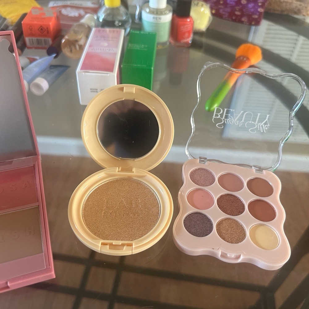 Makeup Set with Pink and Gold Accents - Picture 15 of 16